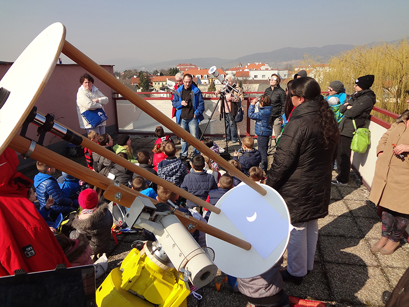 Besucher am Sonnenprojektor